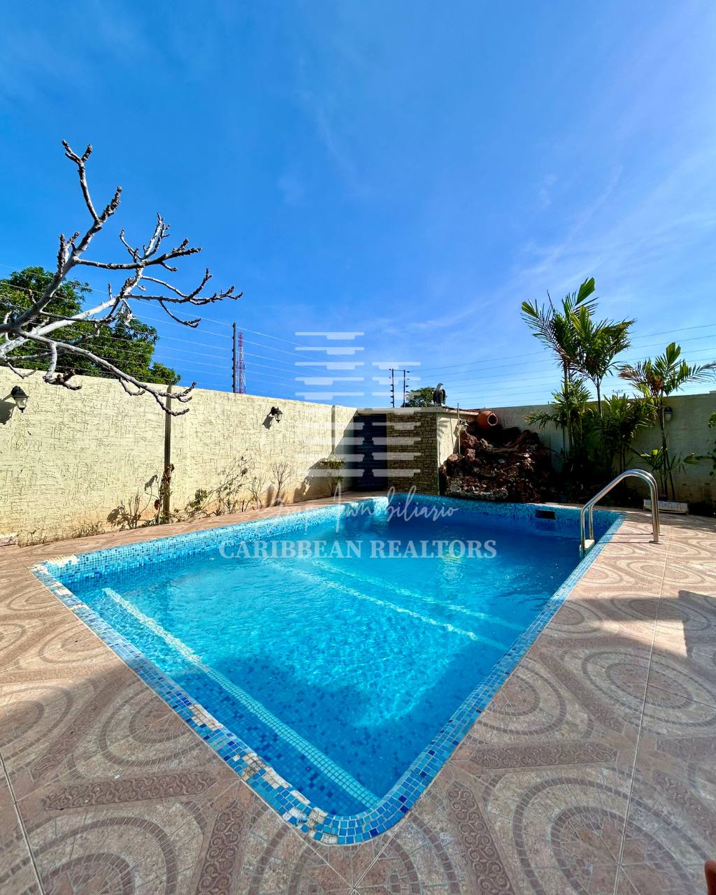 EN VENTA AMPLIA CASA EN LA URBANIZACION SABANAMAR. 