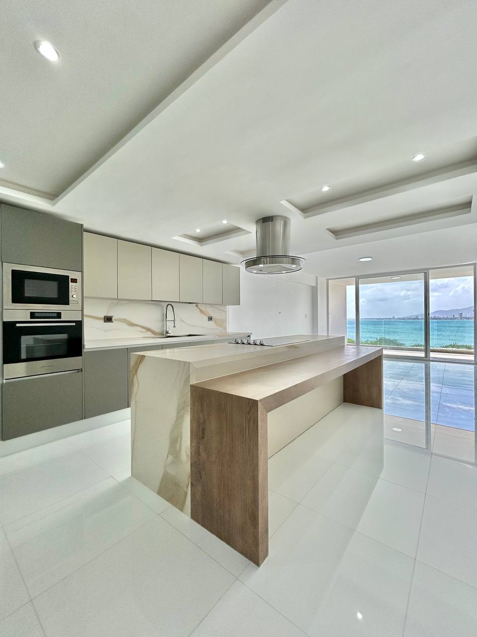 EN VENTA MODERNO APARTAMENTO CON VISTA AL MAR EN EL CONJUNTO RESIDENCIAL MORRO DE LA MAR II. 