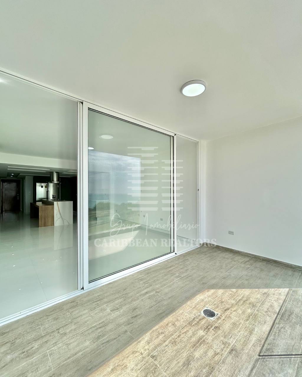 EN VENTA MODERNO APARTAMENTO CON VISTA AL MAR EN EL CONJUNTO RESIDENCIAL MORRO DE LA MAR II. 