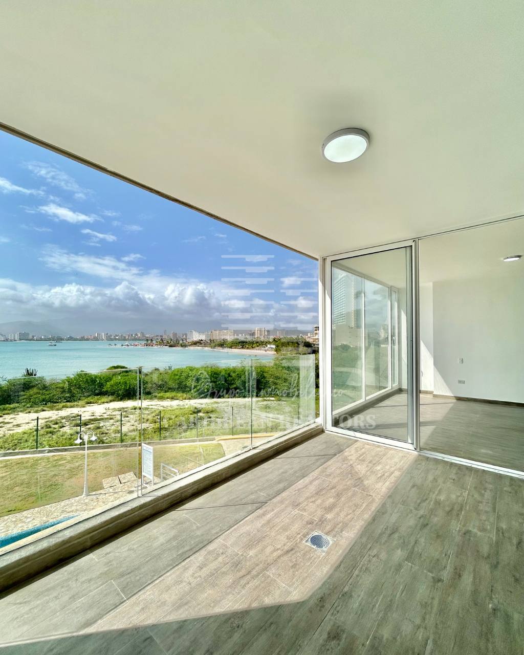 EN VENTA MODERNO APARTAMENTO CON VISTA AL MAR EN EL CONJUNTO RESIDENCIAL MORRO DE LA MAR II. 