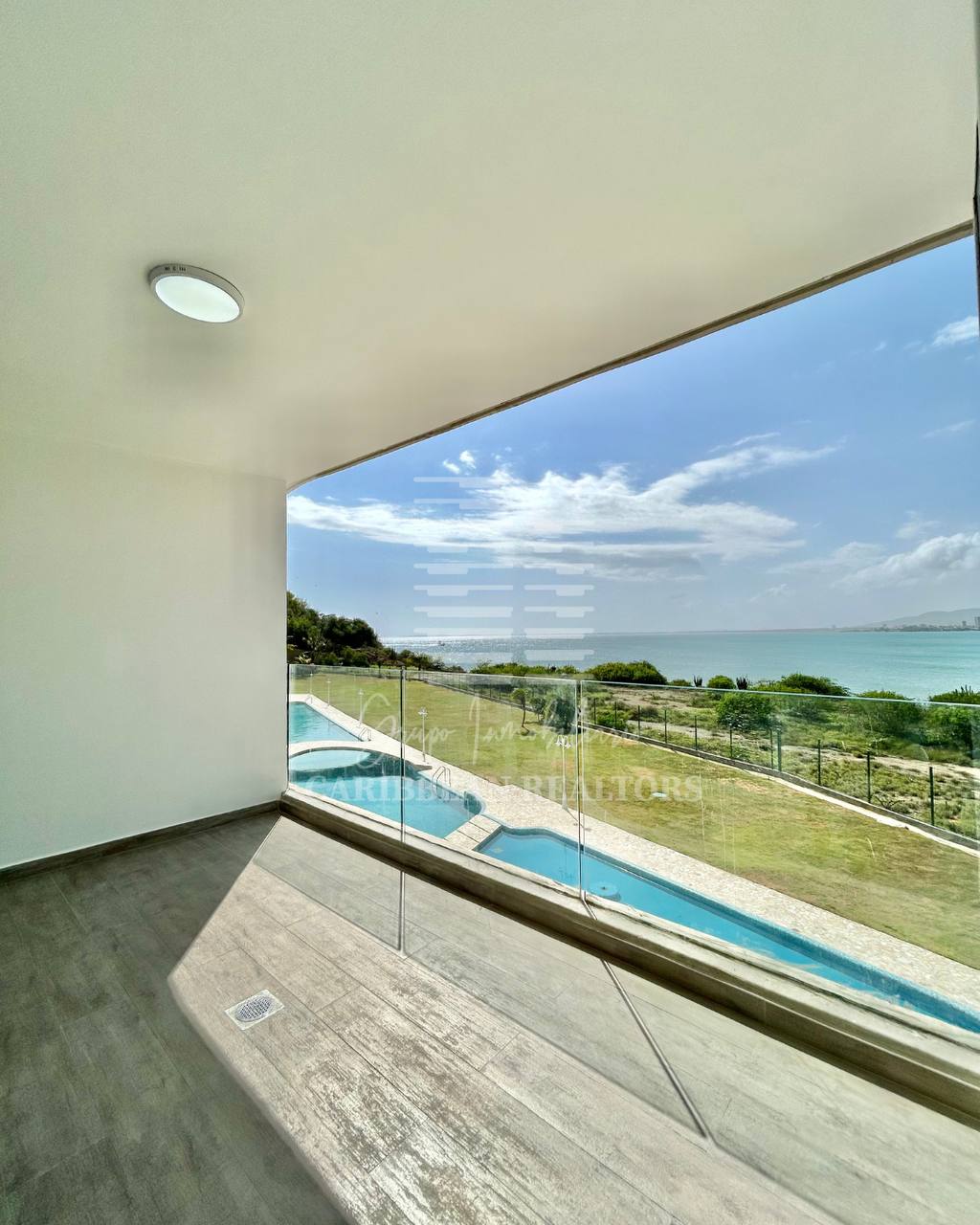 EN VENTA MODERNO APARTAMENTO CON VISTA AL MAR EN EL CONJUNTO RESIDENCIAL MORRO DE LA MAR II. 