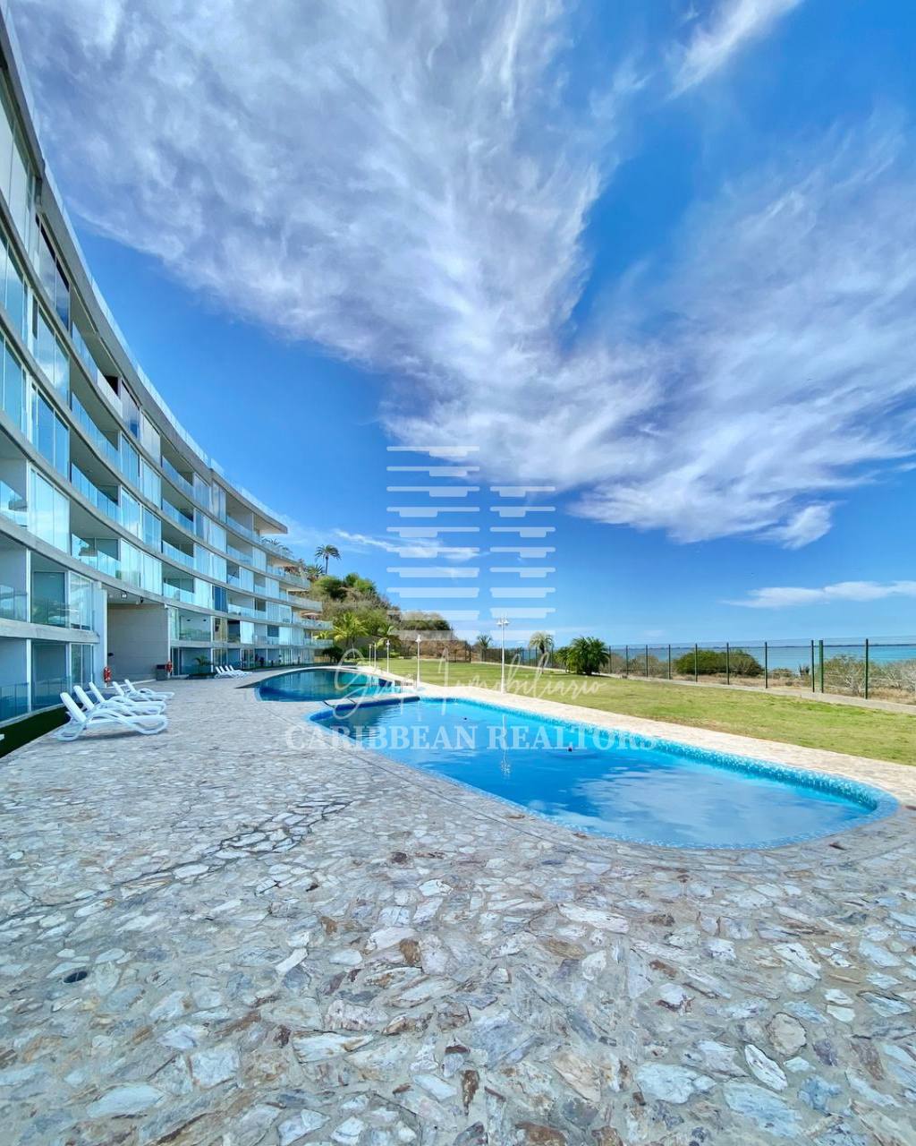 EN VENTA MODERNO APARTAMENTO CON VISTA AL MAR EN EL CONJUNTO RESIDENCIAL MORRO DE LA MAR II. 
