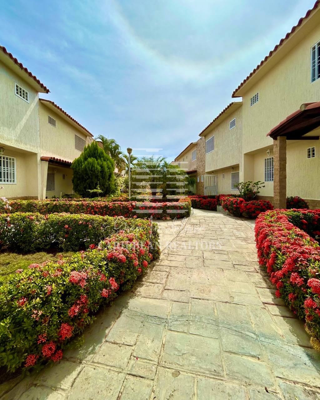 EN VENTA TOWNHOUSE EN EL CONJUNTO RESIDENCIAL ROBLEMAR. NUEVO MUNDO