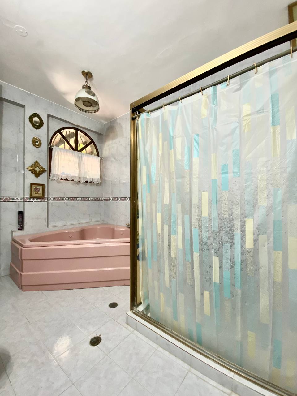 EN VENTA CASA QUINTA EN LA URBANIZACIÓN JORGE COLL.