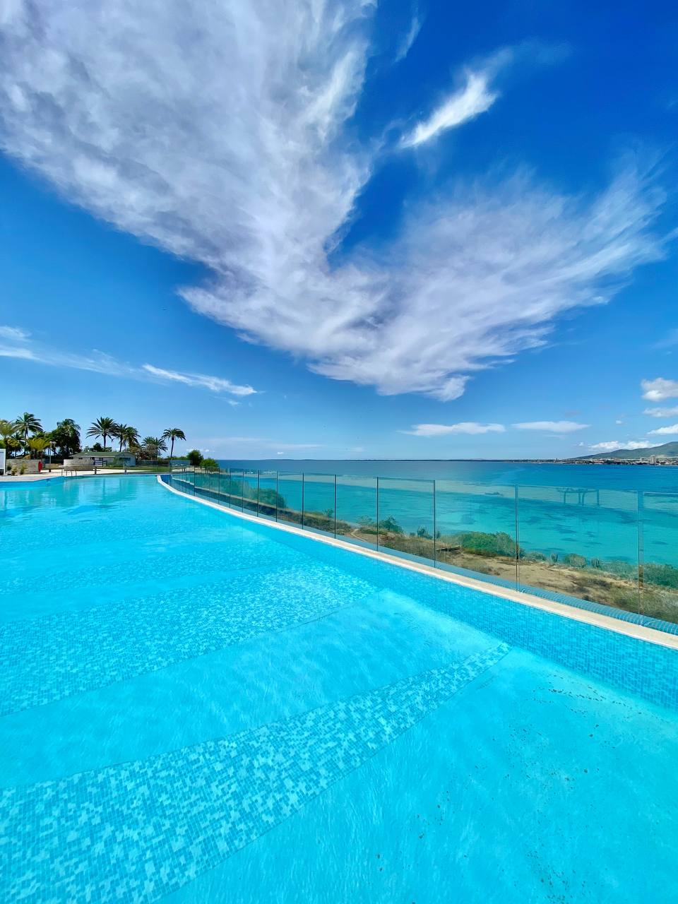 EN VENTA APARTAMENTO CON VISTA AL MAR EN EL CONJ RESD MORRO DE LA MAR II. 