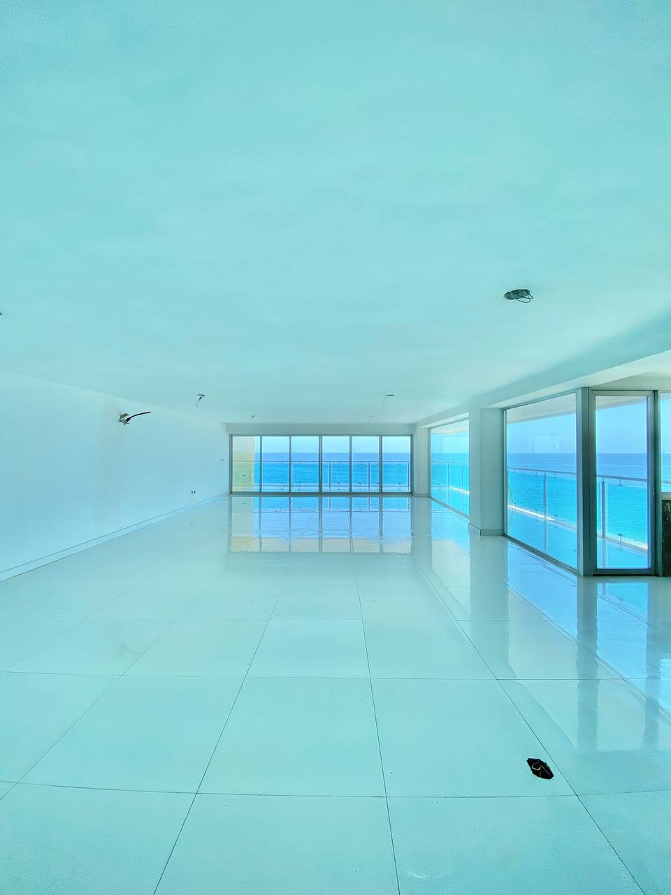 EN VENTA APARTAMENTO CON ESPECTACULAR VISTA AL MAR EN EL EXCLUSIVO CONDOMINIO LAS OLAS. PLAYA MORENO.