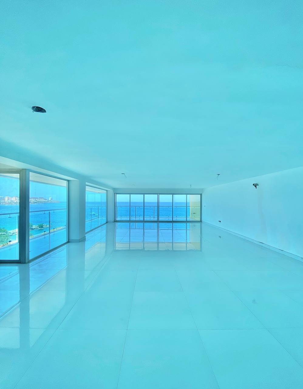 EN VENTA APARTAMENTO CON ESPECTACULAR VISTA AL MAR EN EL EXCLUSIVO CONDOMINIO LAS OLAS. PLAYA MORENO.