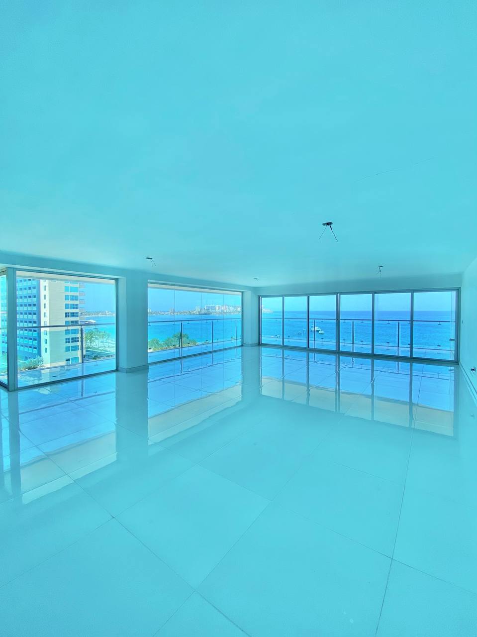 EN VENTA APARTAMENTO CON ESPECTACULAR VISTA AL MAR EN EL EXCLUSIVO CONDOMINIO LAS OLAS. PLAYA MORENO.