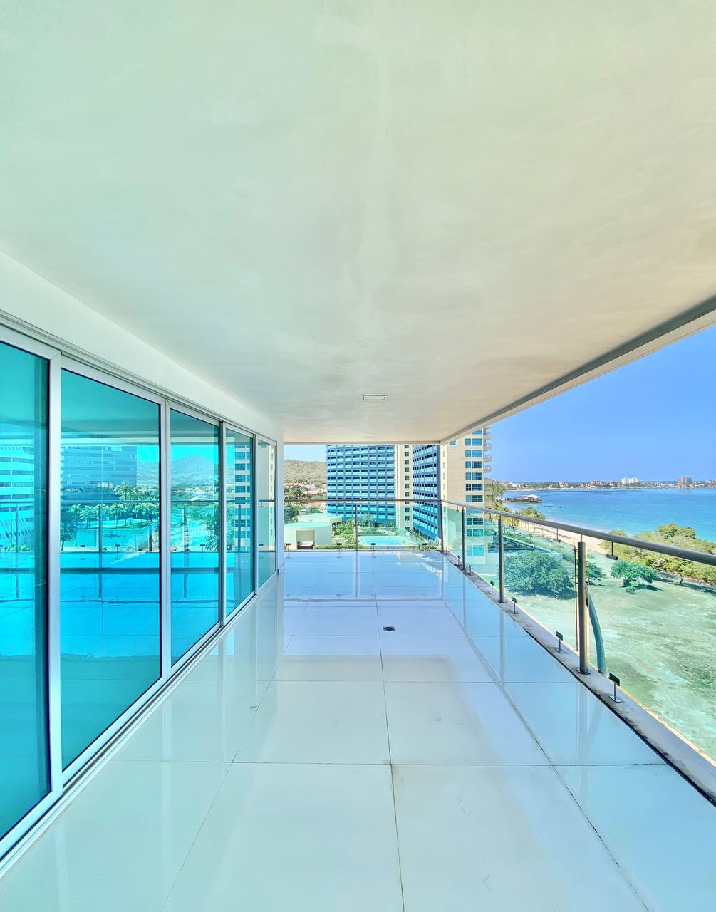 EN VENTA APARTAMENTO CON ESPECTACULAR VISTA AL MAR EN EL EXCLUSIVO CONDOMINIO LAS OLAS. PLAYA MORENO.