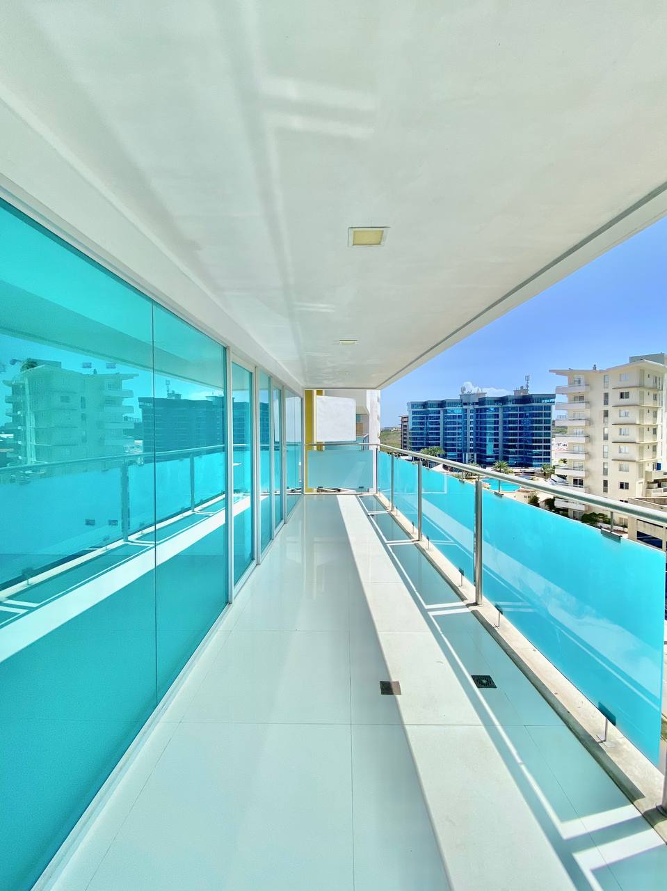 EN VENTA APARTAMENTO CON ESPECTACULAR VISTA AL MAR EN EL EXCLUSIVO CONDOMINIO LAS OLAS. PLAYA MORENO.