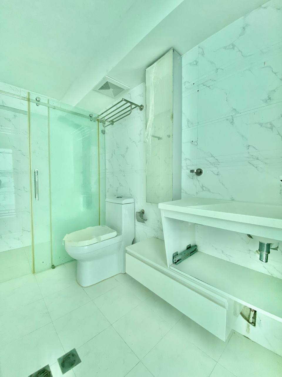 EN VENTA APARTAMENTO CON ESPECTACULAR VISTA AL MAR EN EL EXCLUSIVO CONDOMINIO LAS OLAS. PLAYA MORENO.