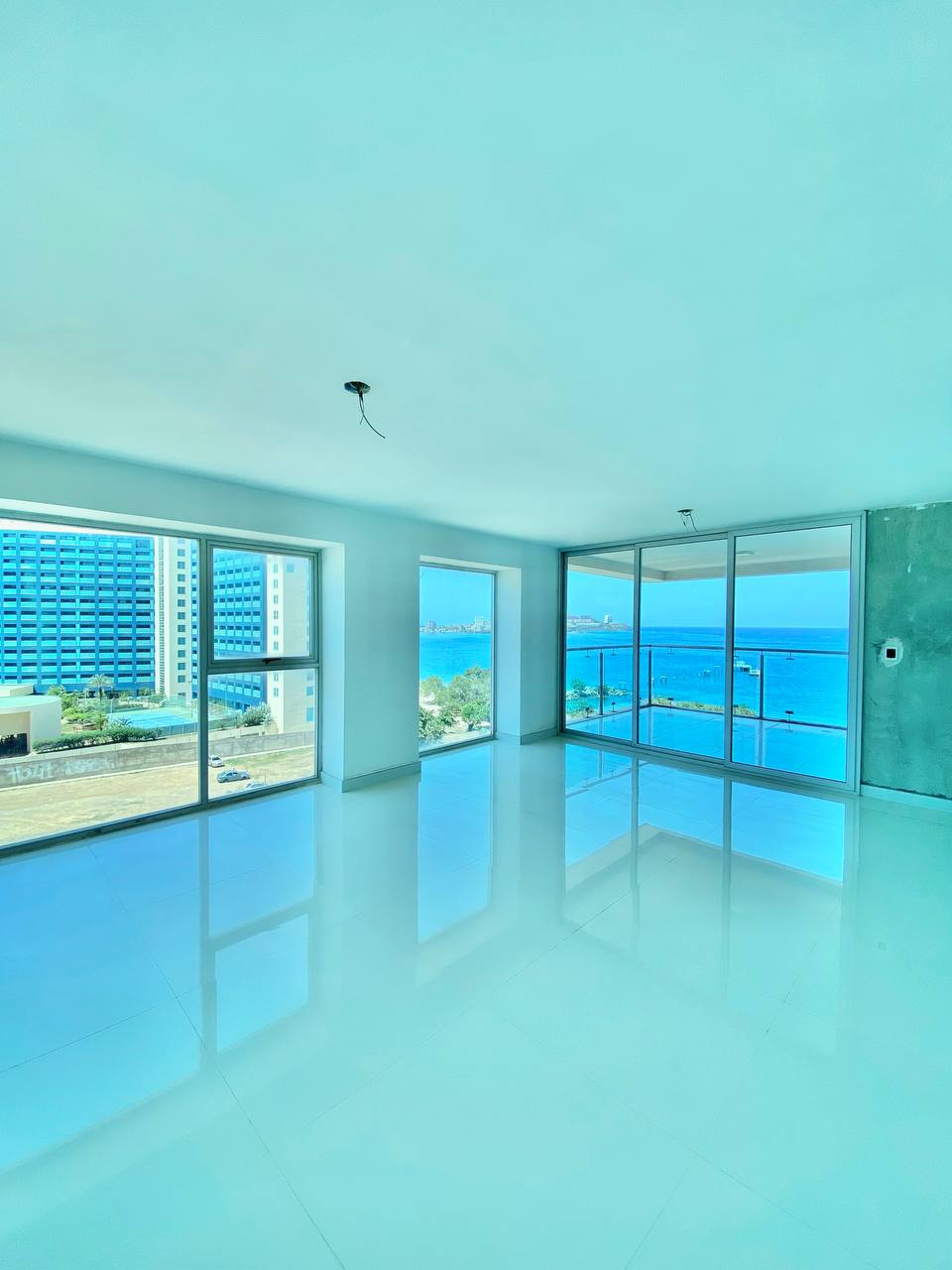 EN VENTA APARTAMENTO CON ESPECTACULAR VISTA AL MAR EN EL EXCLUSIVO CONDOMINIO LAS OLAS. PLAYA MORENO.