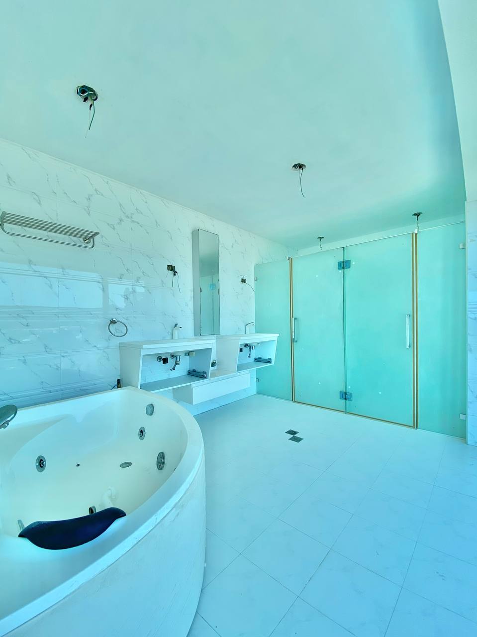 EN VENTA APARTAMENTO CON ESPECTACULAR VISTA AL MAR EN EL EXCLUSIVO CONDOMINIO LAS OLAS. PLAYA MORENO.