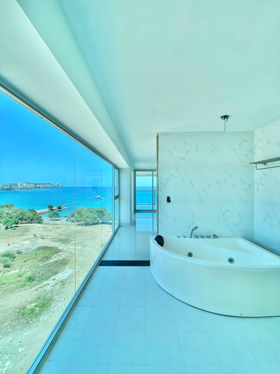 EN VENTA APARTAMENTO CON ESPECTACULAR VISTA AL MAR EN EL EXCLUSIVO CONDOMINIO LAS OLAS. PLAYA MORENO.