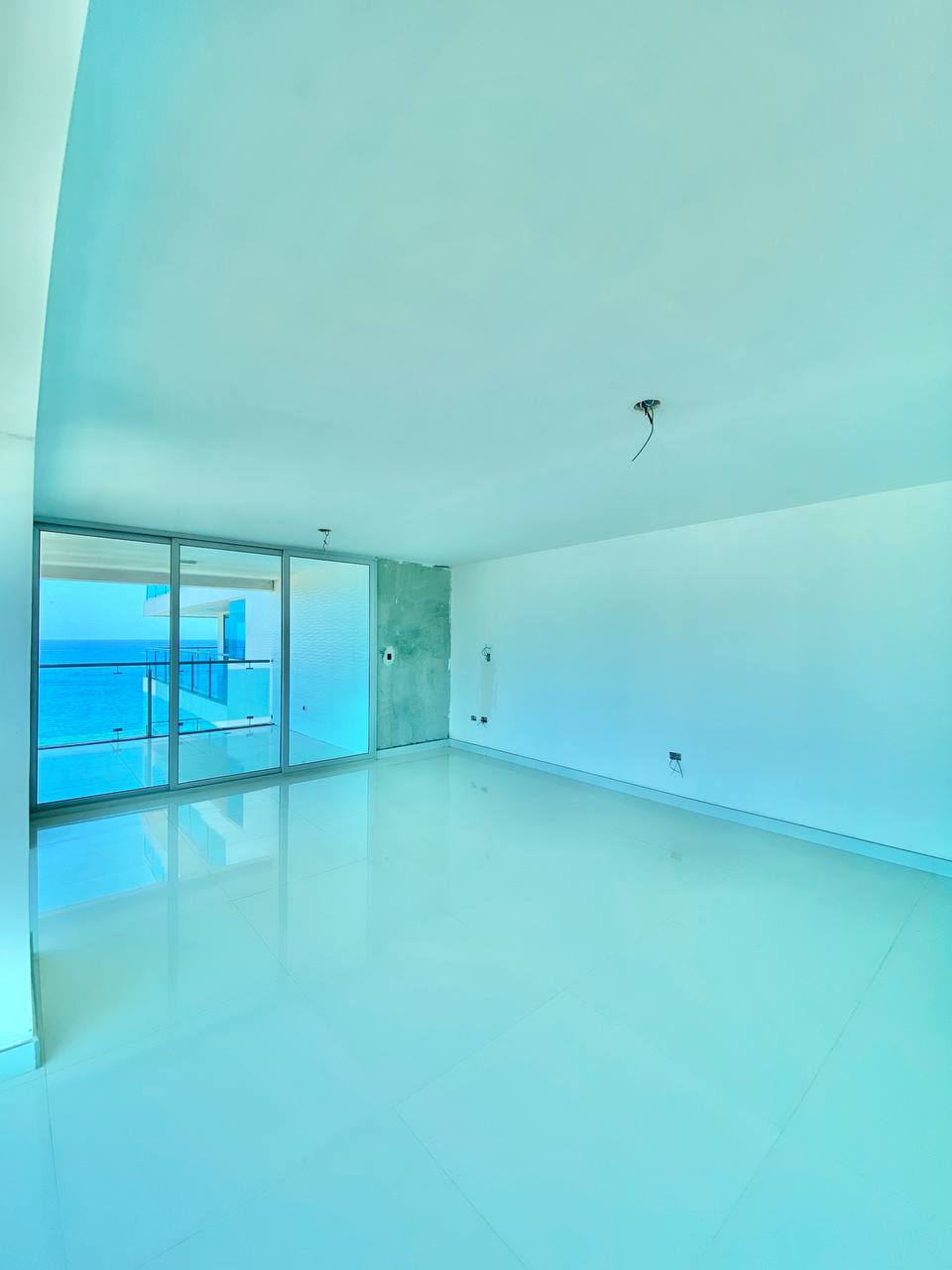 EN VENTA APARTAMENTO CON ESPECTACULAR VISTA AL MAR EN EL EXCLUSIVO CONDOMINIO LAS OLAS. PLAYA MORENO.