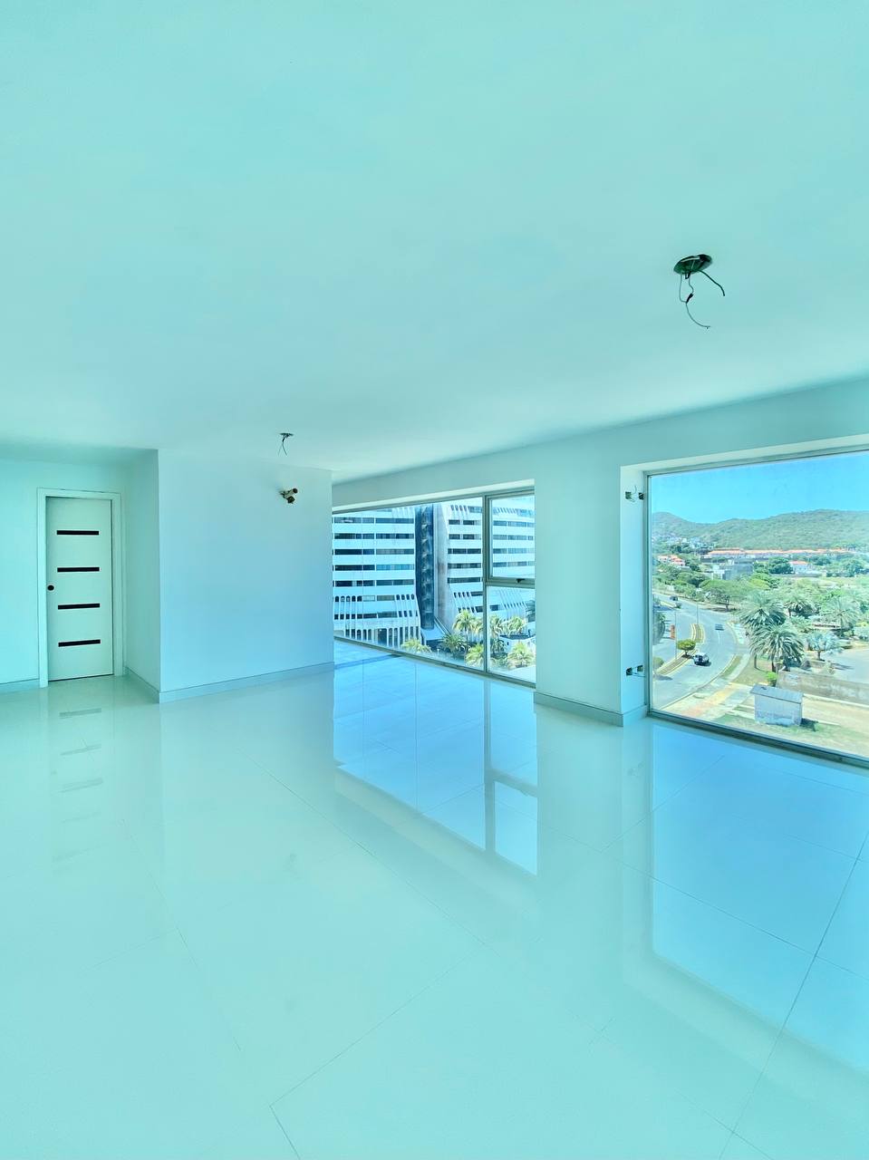EN VENTA APARTAMENTO CON ESPECTACULAR VISTA AL MAR EN EL EXCLUSIVO CONDOMINIO LAS OLAS. PLAYA MORENO.