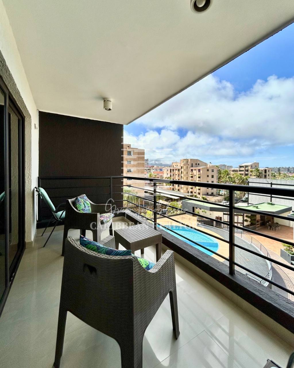 EN VENTA MODERNO APARTAMENTO EN EL CONJUNTO RESIDENCIAL ALAQUA PLAZA & CONDOMINIUM, TORRE 1000. PLAYA EL ANGEL. PAMPATAR.