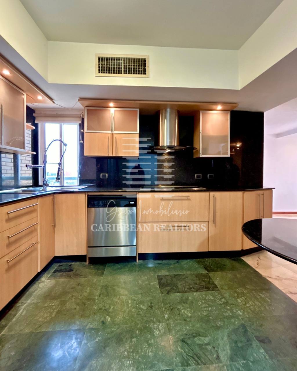 EN VENTA PENTHOUSE EN EL CONJUNTO RESIDENCIAL SOLARIUM EN COSTA AZUL.