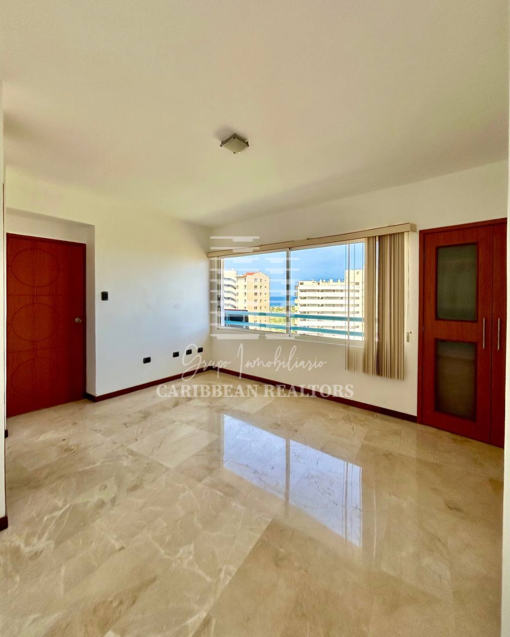 EN VENTA PENTHOUSE EN EL CONJUNTO RESIDENCIAL SOLARIUM EN COSTA AZUL.