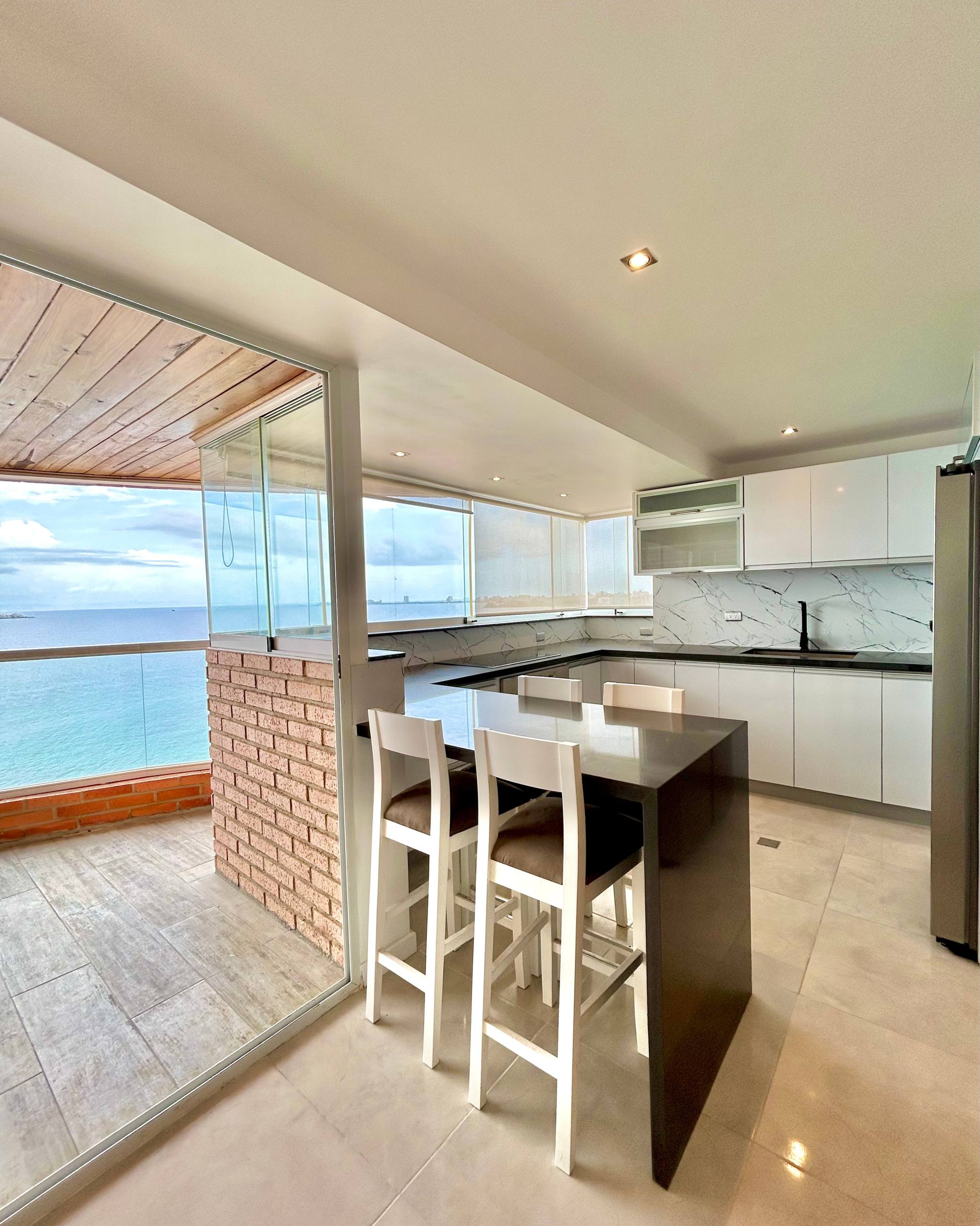 EN VENTA APARTAMENTO CON VISTA AL MAR EN EL EDIFICIO LA GOLETA EN LA CARANTA. PAMPATAR.