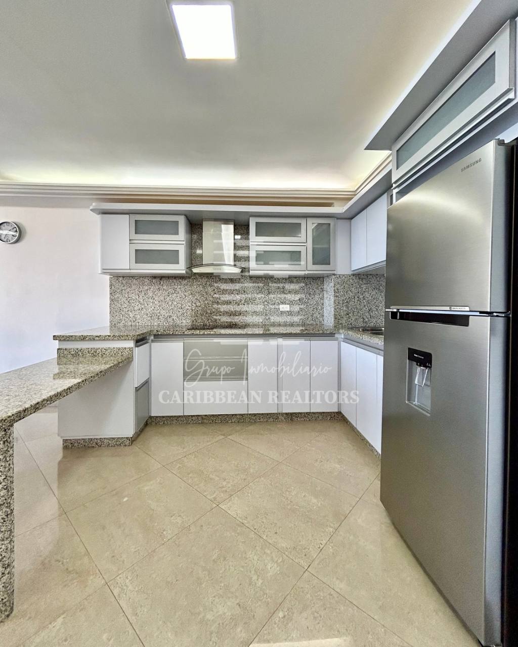 EN VENTA APARTAMENTO CON PRECIOSA VISTA AL MAR EL CONJ RESD BLUE BAY SUITE. PLAYA MORENO. PAMPATAR.