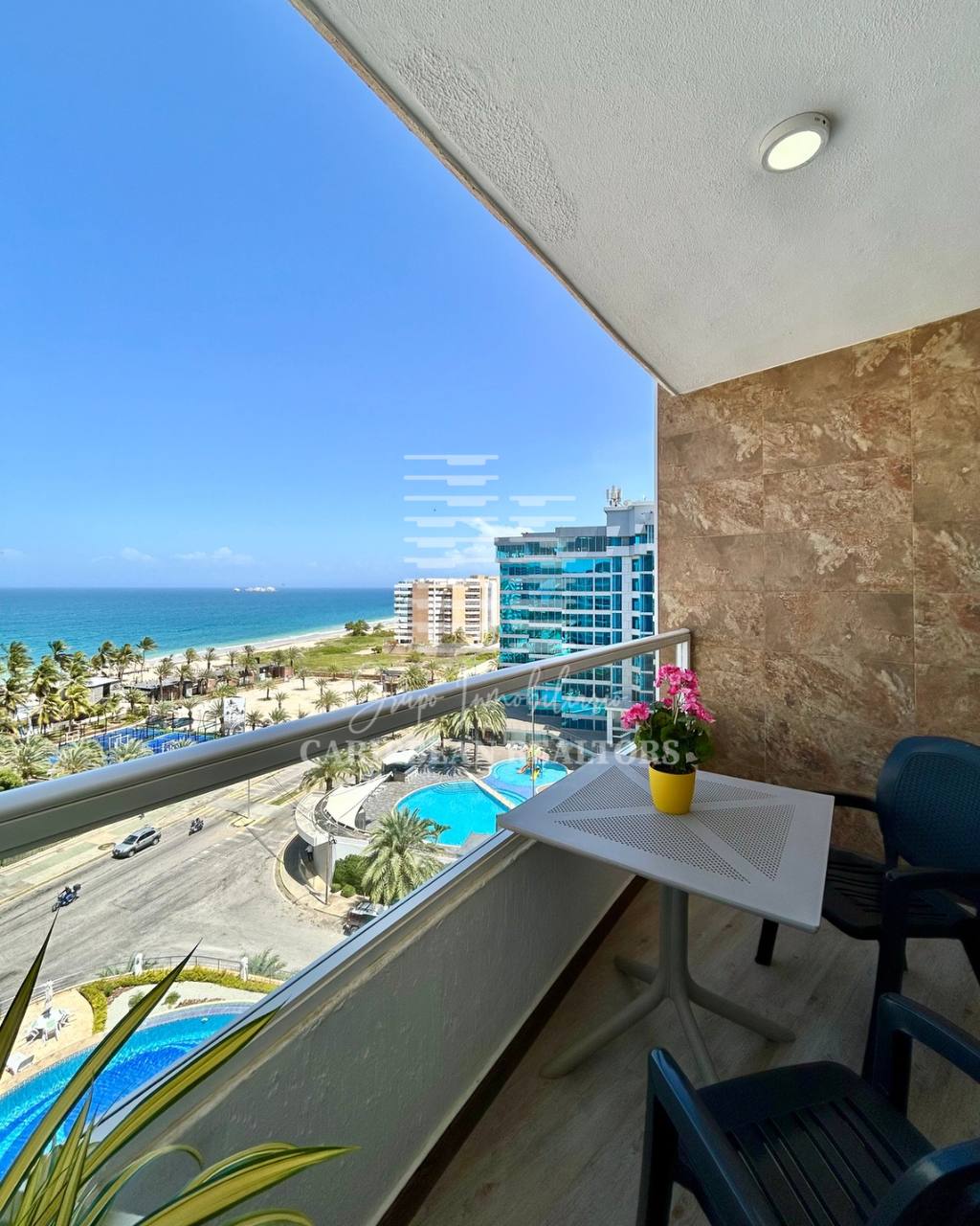 EN VENTA APARTAMENTO CON PRECIOSA VISTA AL MAR EL CONJ RESD BLUE BAY SUITE. PLAYA MORENO. PAMPATAR.