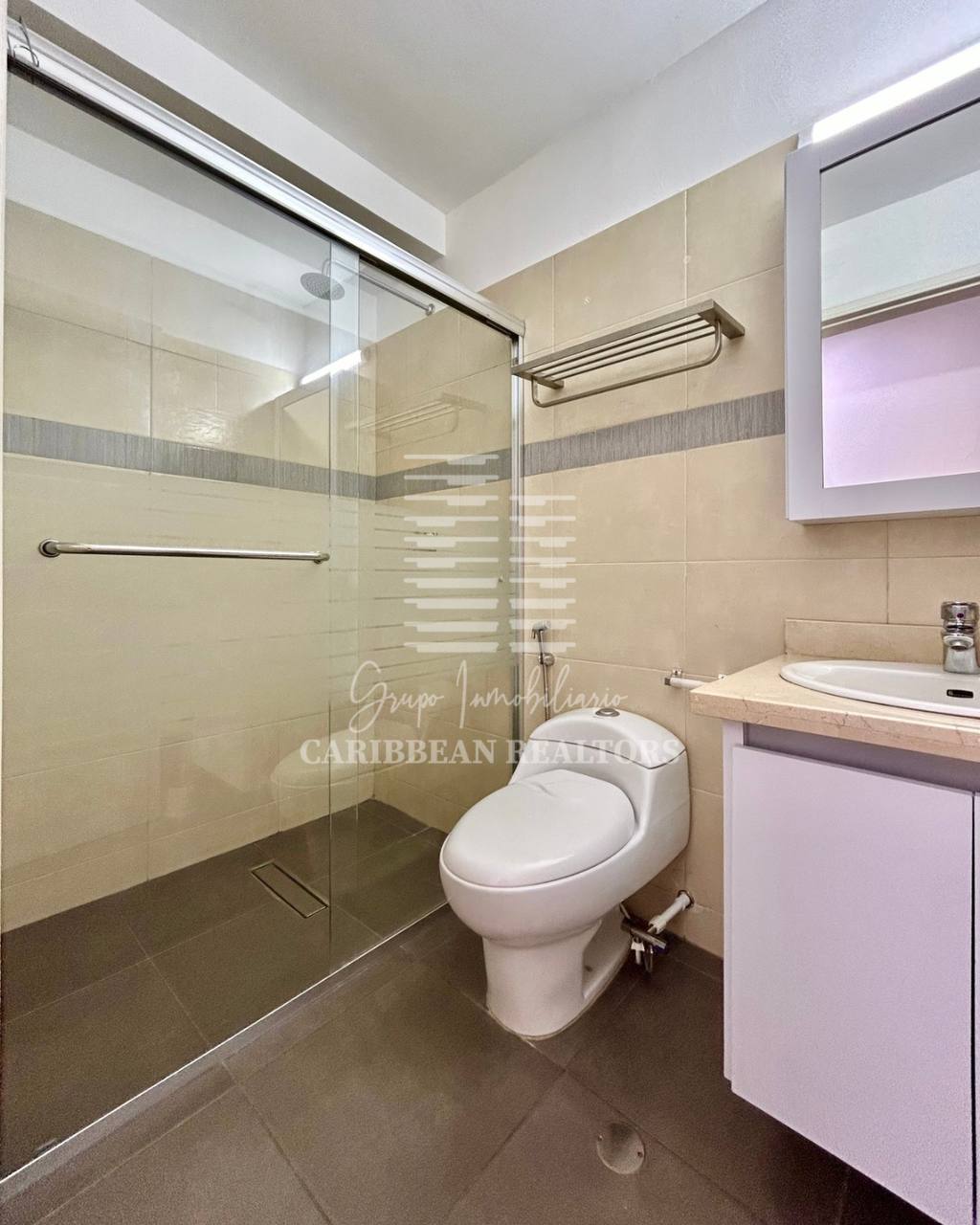 EN VENTA APARTAMENTO CON PRECIOSA VISTA AL MAR EL CONJ RESD BLUE BAY SUITE. PLAYA MORENO. PAMPATAR.