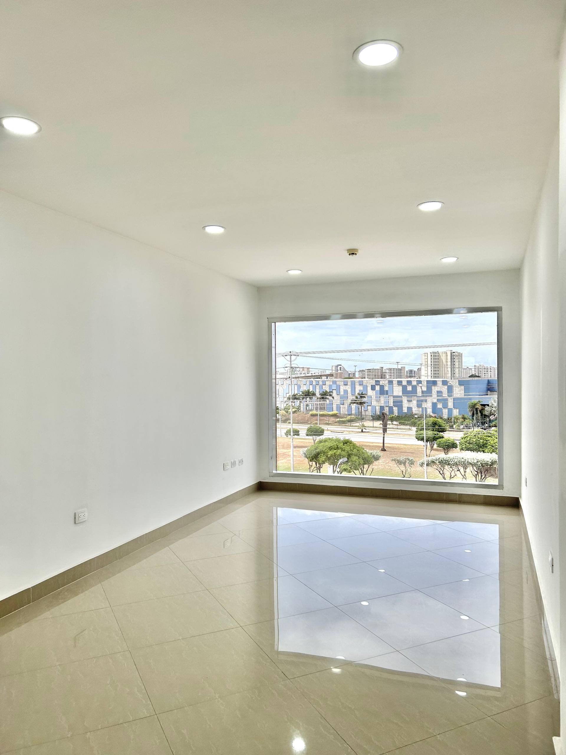 EN VENTA COMODA OFICINA EN EL CENTRO EMPRESARIAL OPUS FRENTE AL C.C PARQUE COSTAZUL. 