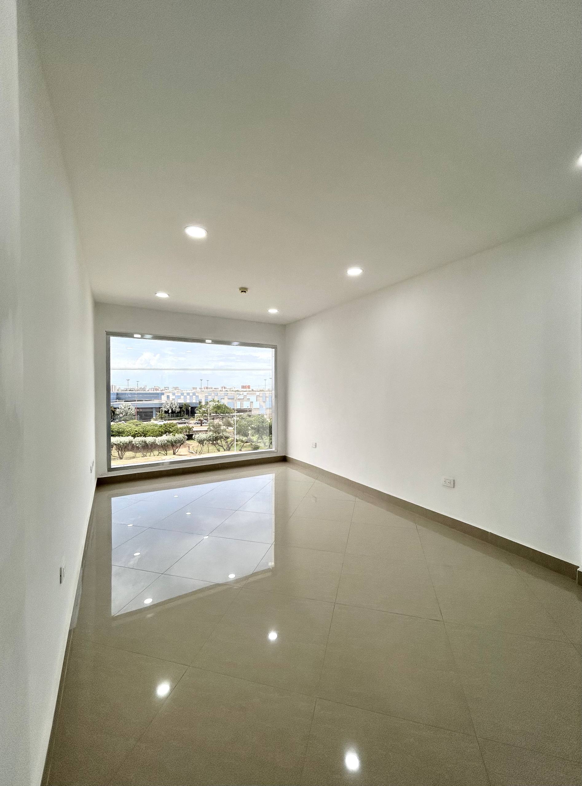 EN VENTA COMODA OFICINA EN EL CENTRO EMPRESARIAL OPUS FRENTE AL C.C PARQUE COSTAZUL. 