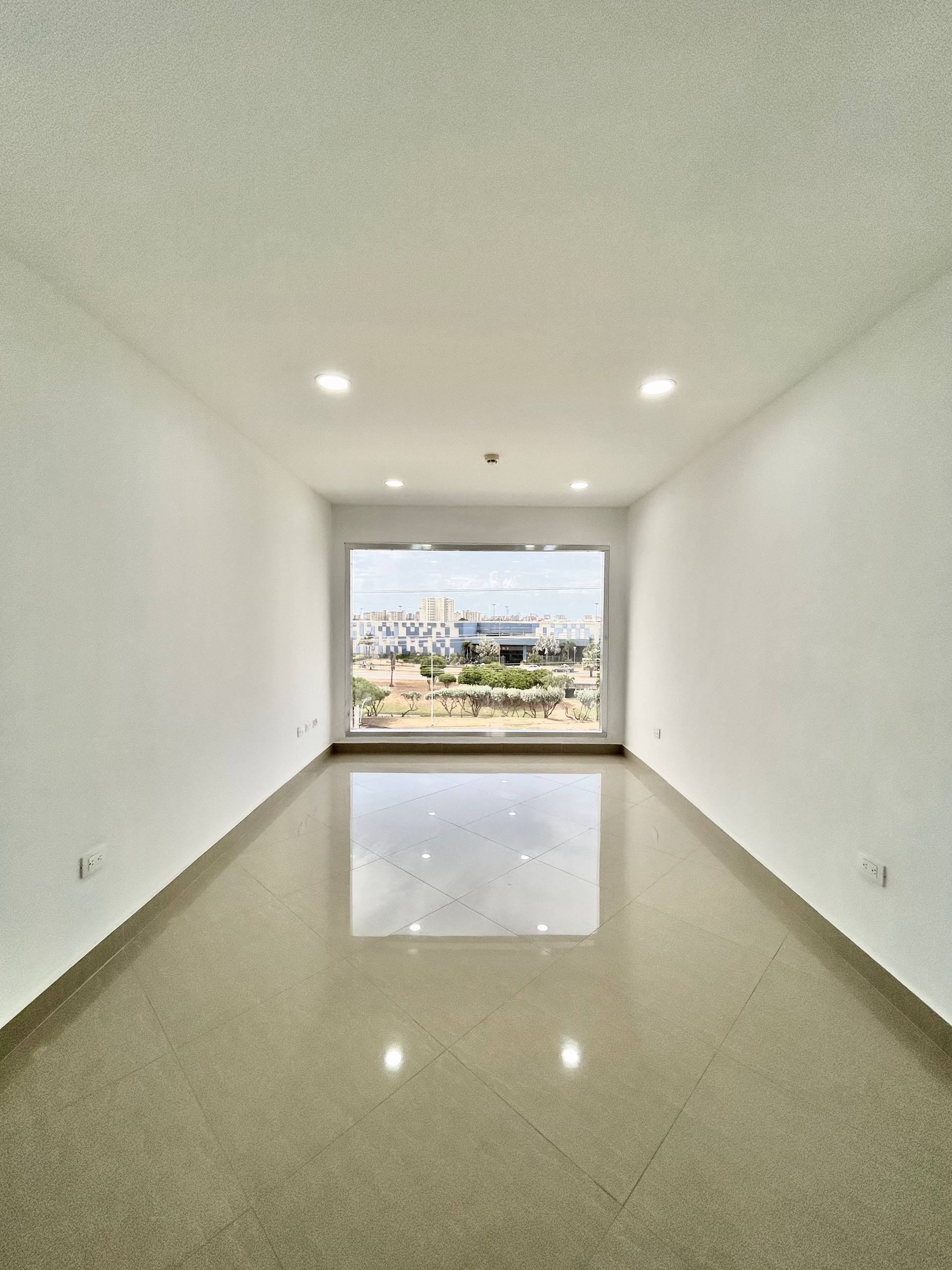 EN VENTA COMODA OFICINA EN EL CENTRO EMPRESARIAL OPUS FRENTE AL C.C PARQUE COSTAZUL. 