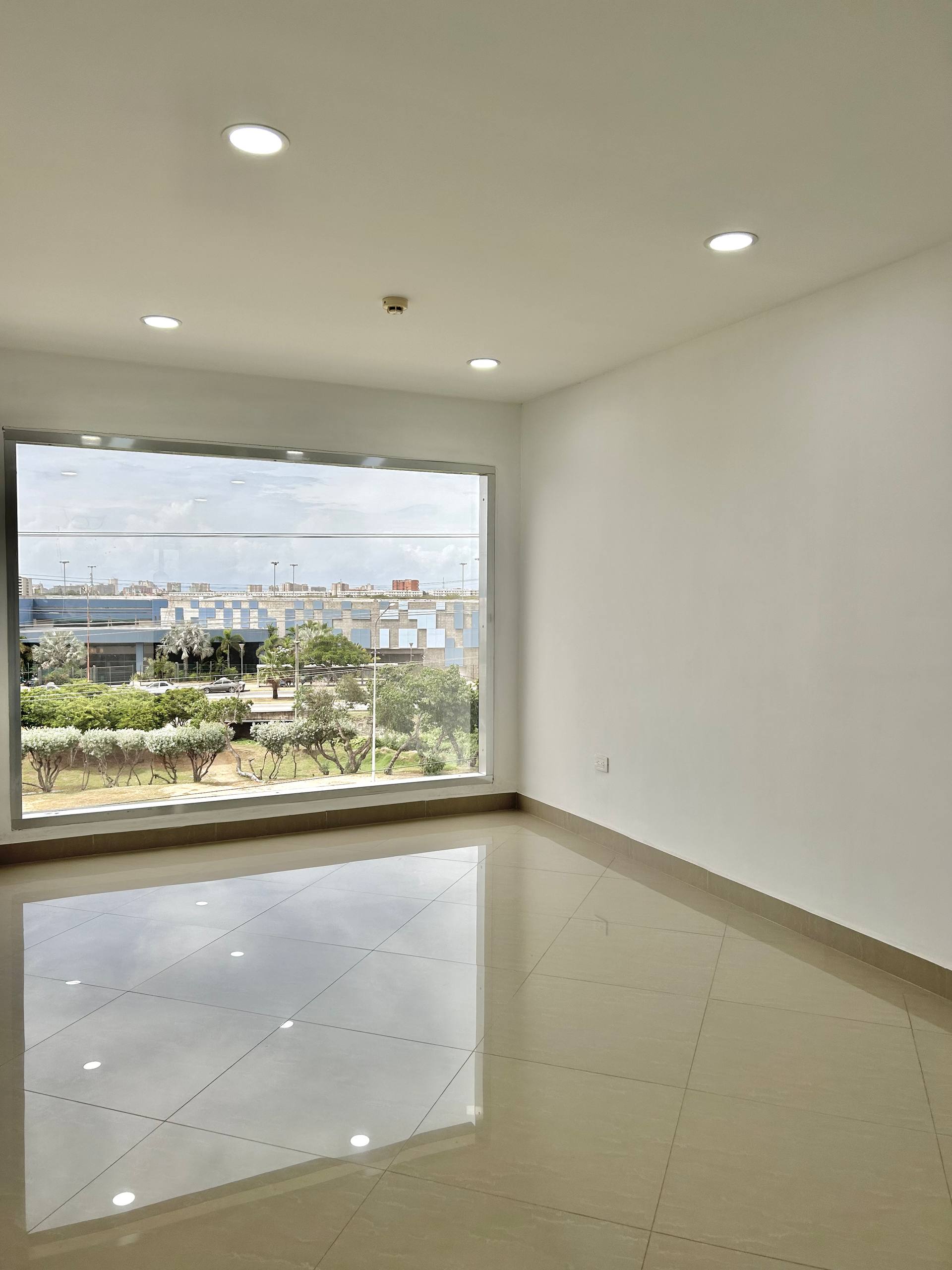 EN VENTA COMODA OFICINA EN EL CENTRO EMPRESARIAL OPUS FRENTE AL C.C PARQUE COSTAZUL. 