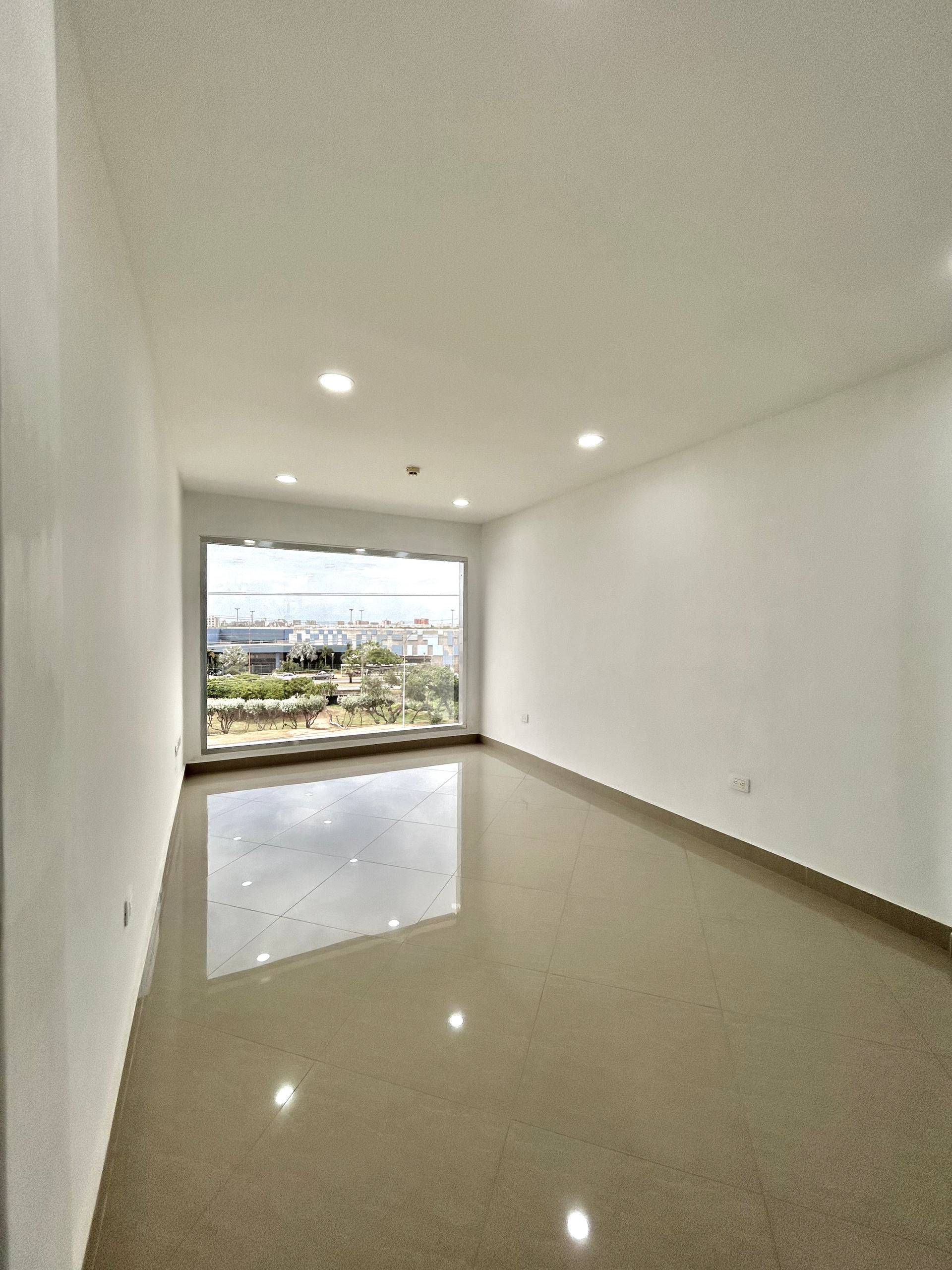 EN VENTA COMODA OFICINA EN EL CENTRO EMPRESARIAL OPUS FRENTE AL C.C PARQUE COSTAZUL. 