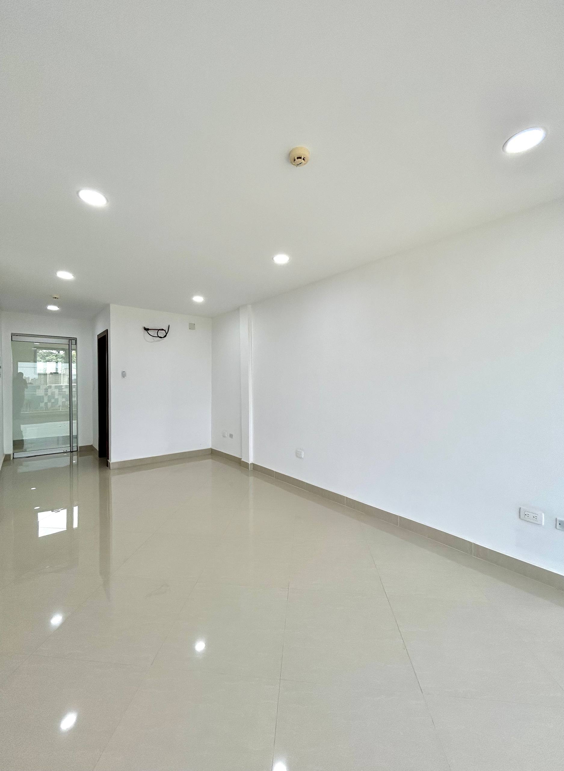 EN VENTA COMODA OFICINA EN EL CENTRO EMPRESARIAL OPUS FRENTE AL C.C PARQUE COSTAZUL. 