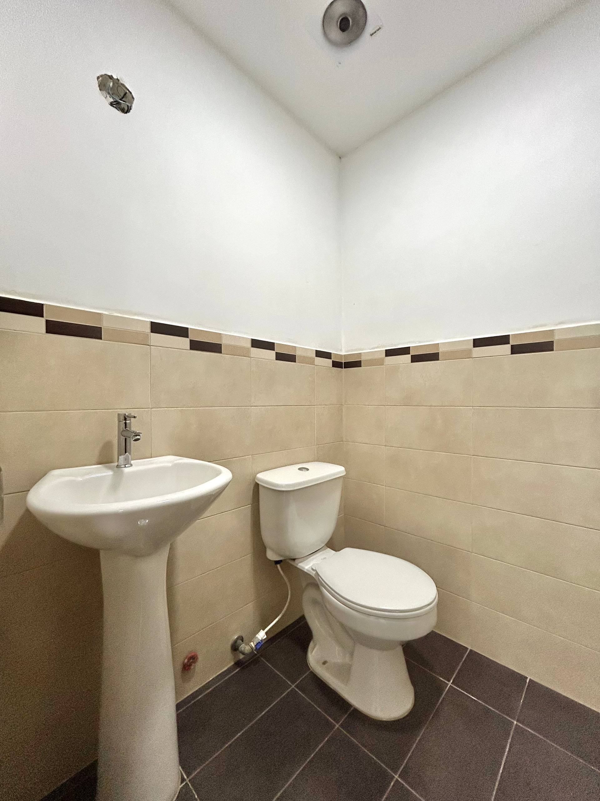 EN VENTA COMODA OFICINA EN EL CENTRO EMPRESARIAL OPUS FRENTE AL C.C PARQUE COSTAZUL. 