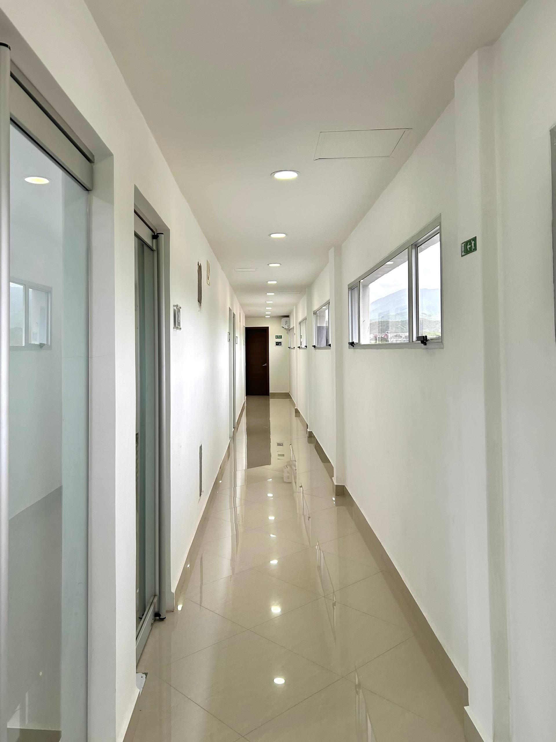 EN VENTA COMODA OFICINA EN EL CENTRO EMPRESARIAL OPUS FRENTE AL C.C PARQUE COSTAZUL. 