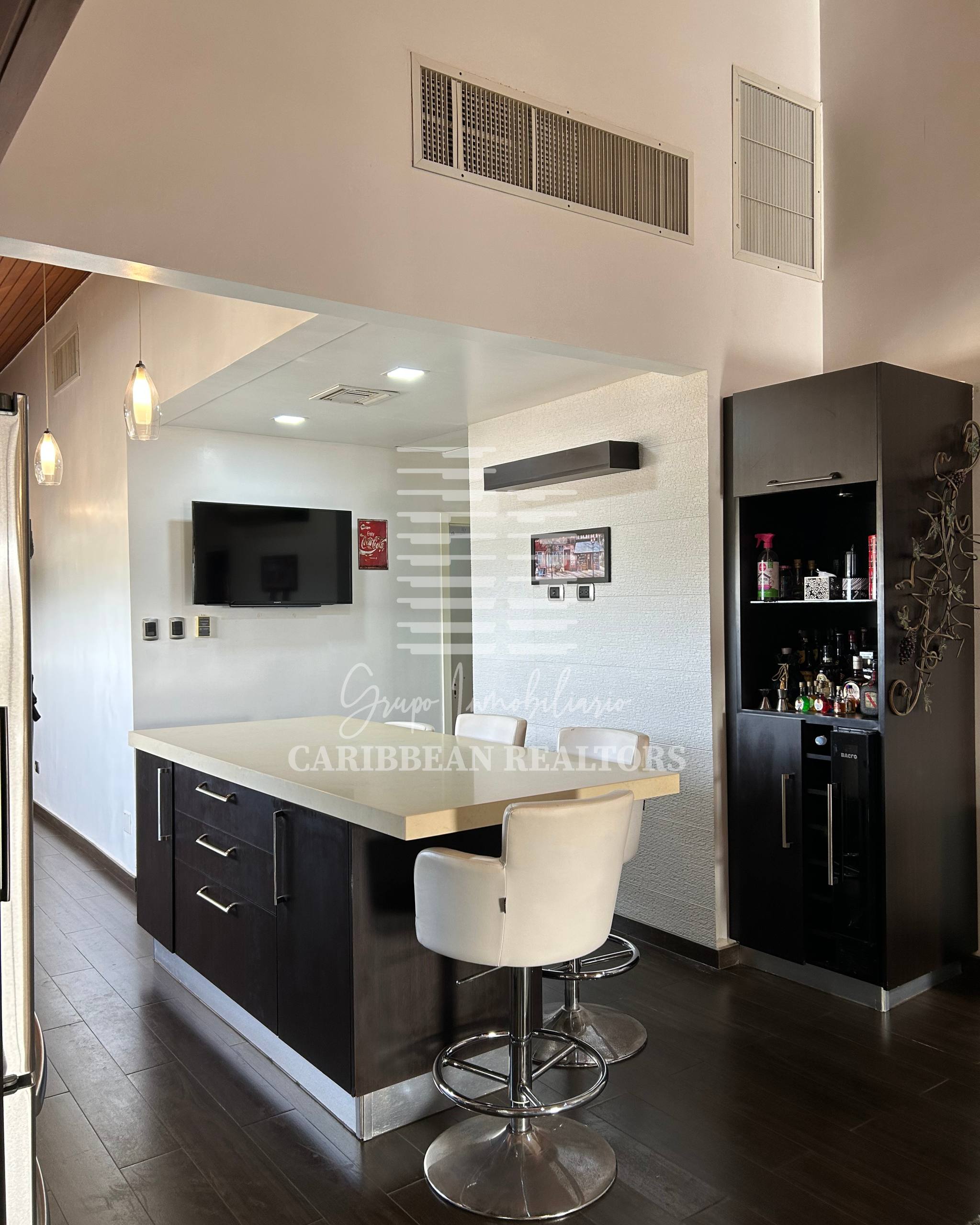 EN VENTA PENTHOUSE EN EL CONJUNTO RESIDENCIAL VENEZIA SUITES, AV. ALDONZA MANRIQUE.