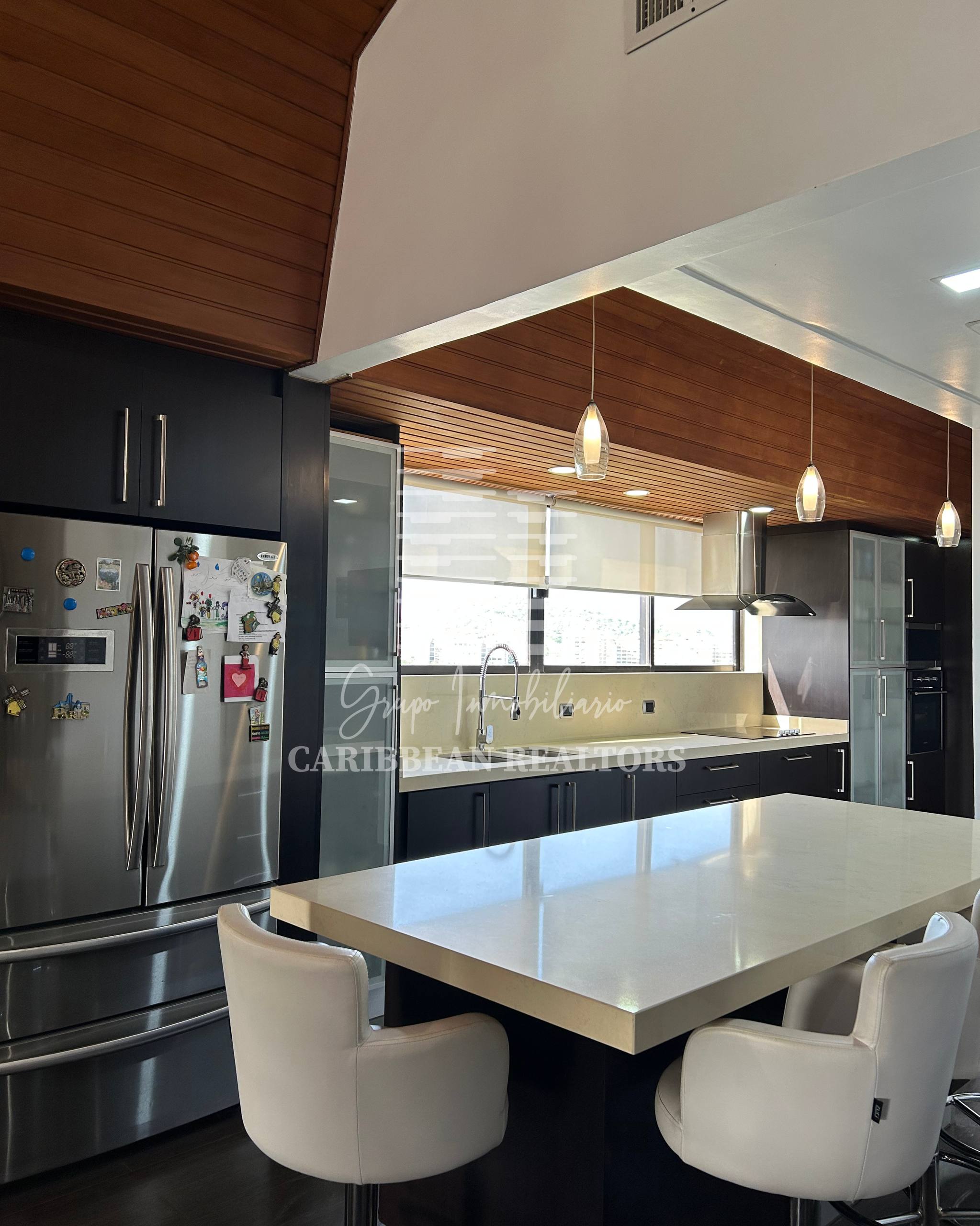 EN VENTA PENTHOUSE EN EL CONJUNTO RESIDENCIAL VENEZIA SUITES, AV. ALDONZA MANRIQUE.