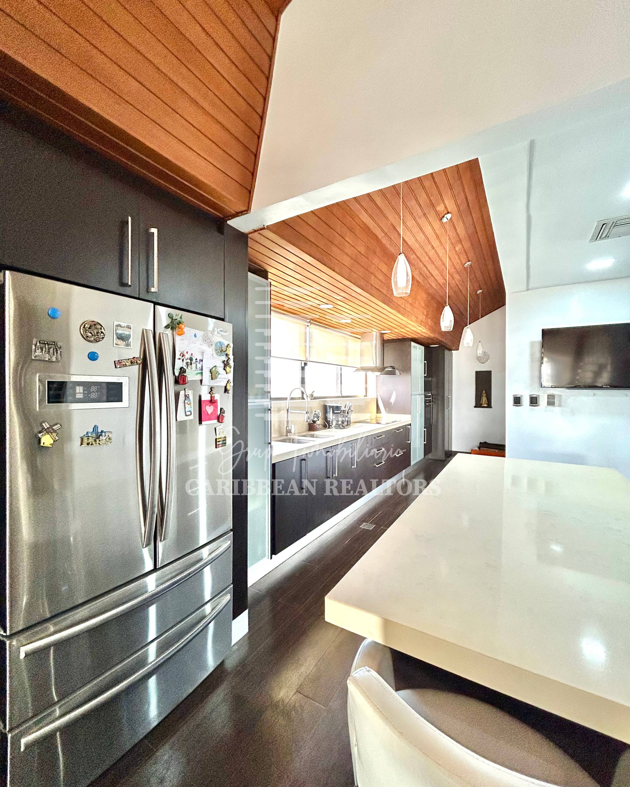 EN VENTA PENTHOUSE EN EL CONJUNTO RESIDENCIAL VENEZIA SUITES, AV. ALDONZA MANRIQUE.