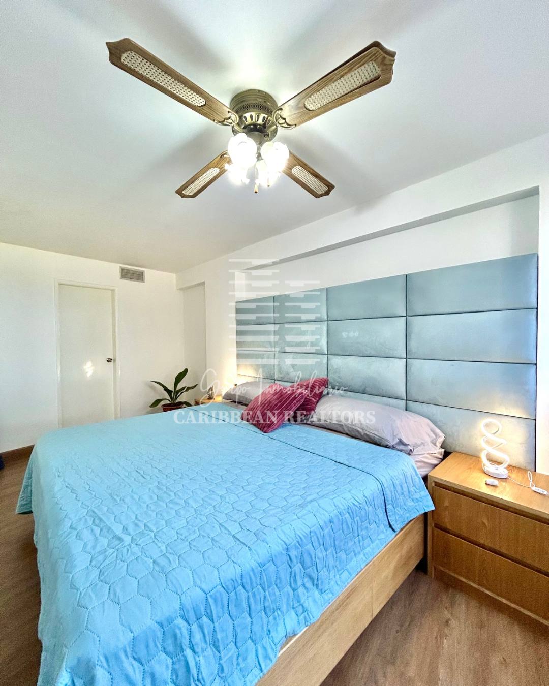 EN VENTA APARTAMENTO EN EL CONJUNTO RESIDENCIAL PLAYA MORENO EDIFICIO CARLA. AV. BOLIVAR.