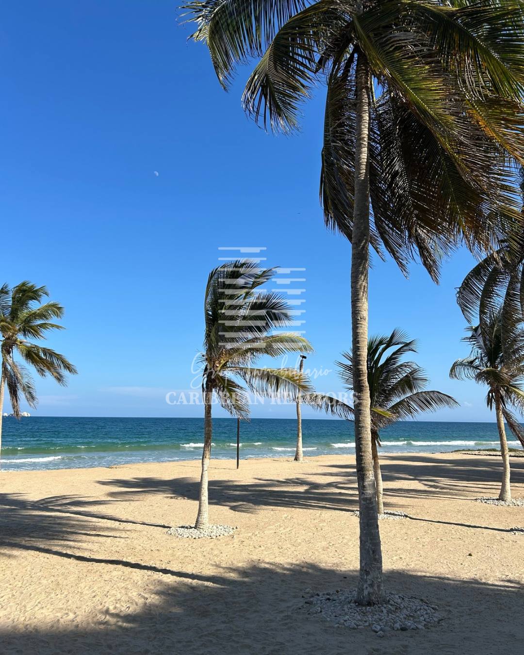 EN VENTA APARTAMENTO EN EL CONJUNTO RESIDENCIAL PLAYA MORENO EDIFICIO CARLA. AV. BOLIVAR.