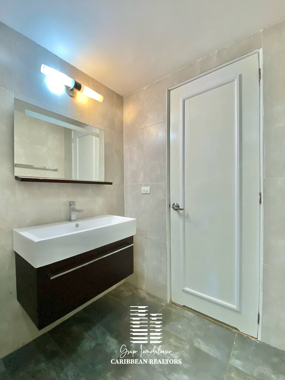 EN VENTA APARTAMENTO CON VISTA Y ACCESO AL MAR EN EL CONJUNTO RESIDENCIAL PORTOVECCHIO