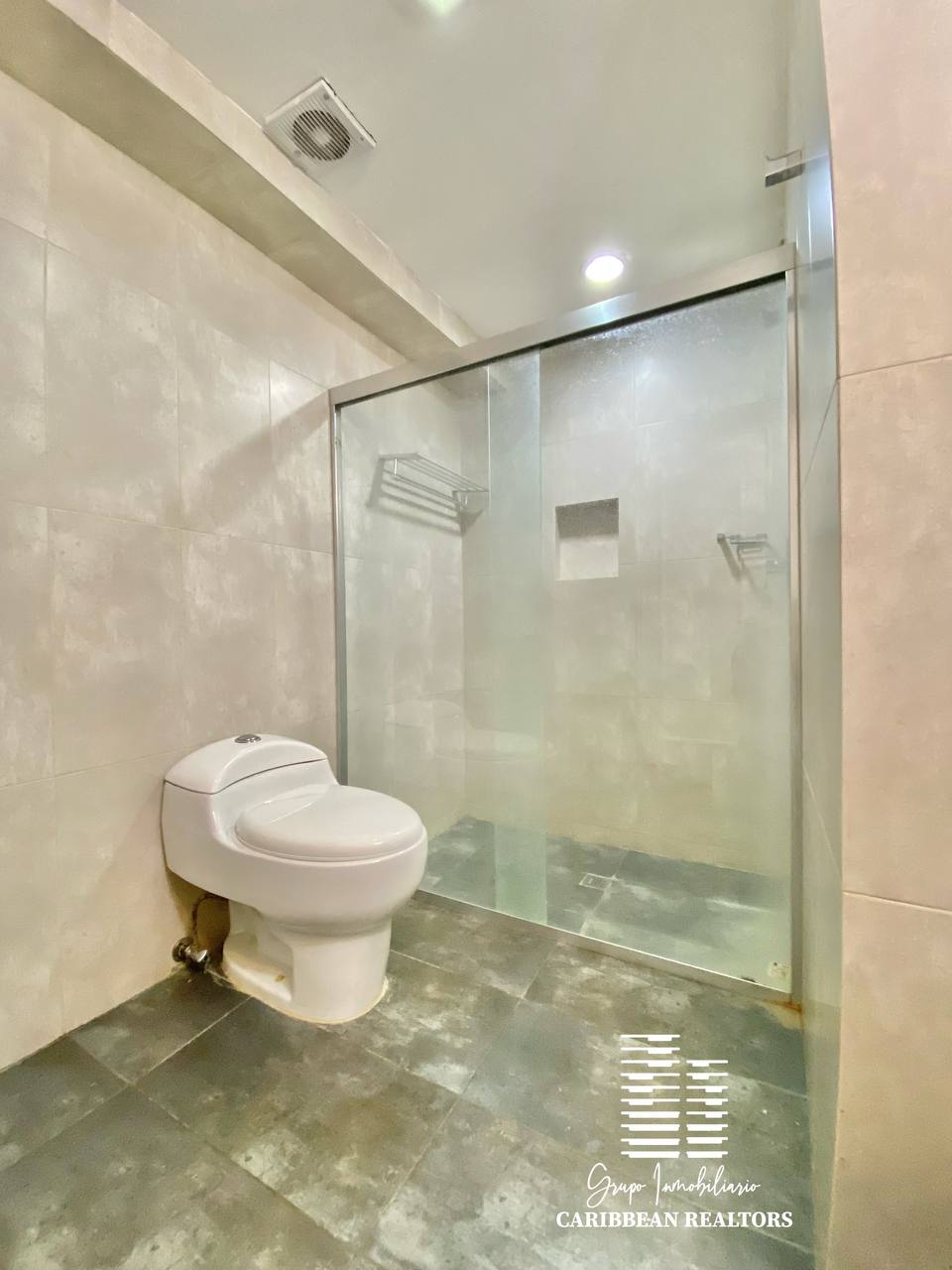 EN VENTA APARTAMENTO CON VISTA Y ACCESO AL MAR EN EL CONJUNTO RESIDENCIAL PORTOVECCHIO