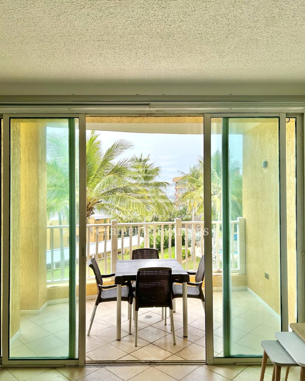 EN VENTA MODERNO APARTAMENTO CON ACCESO A PLAYA PARGUITO EN EL CONJUNTO RESIDENCIAL TERRAZAS DE CIMARRON. 