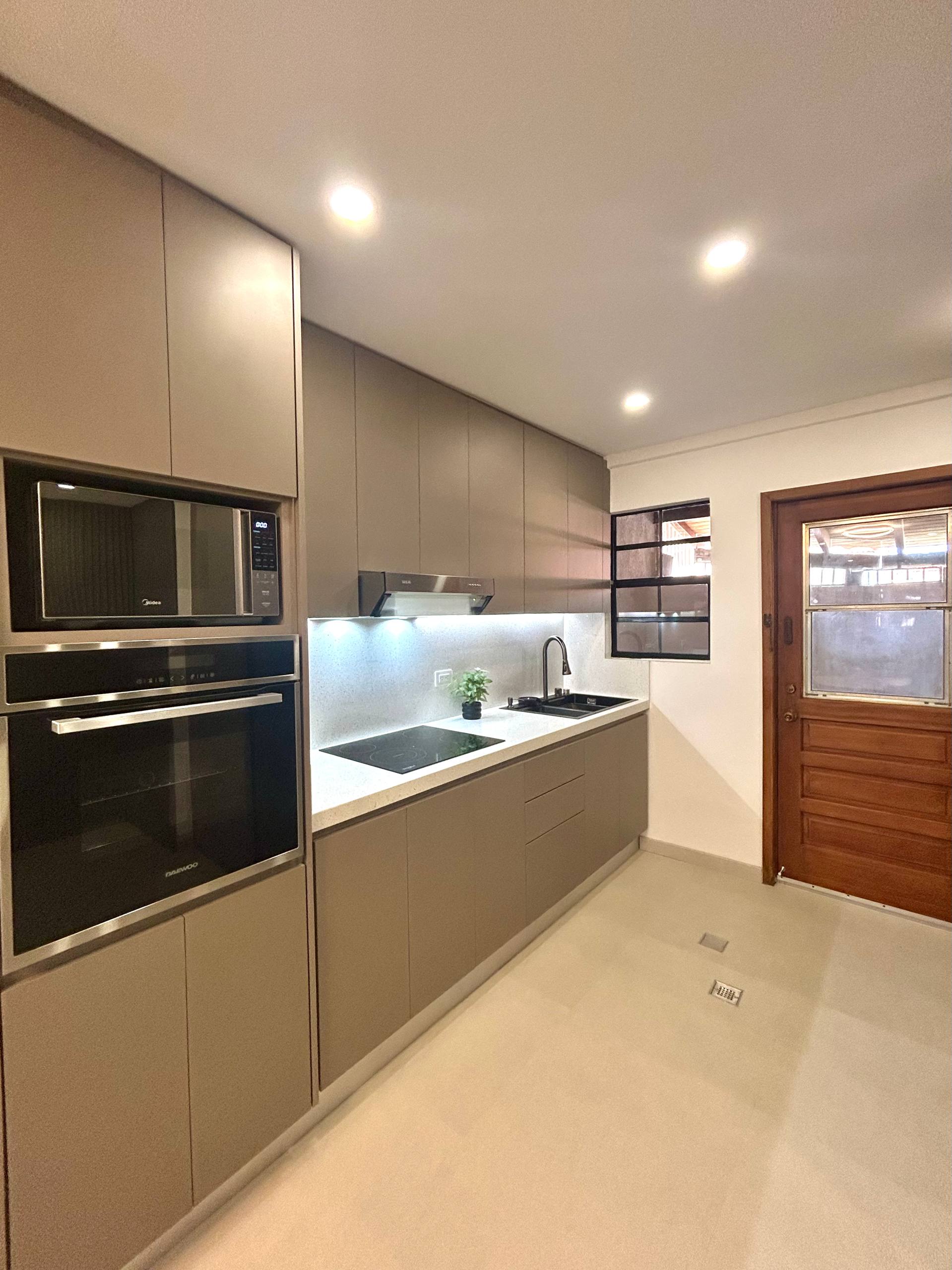 EN VENTA MODERNO TOWN HOUSE, REMODELADO  Y A ESTRENAR EN EL COJUNTO RESIDENCIAL EL EDEN EN LA URB. PARAISO 2 . PAMPATAR.