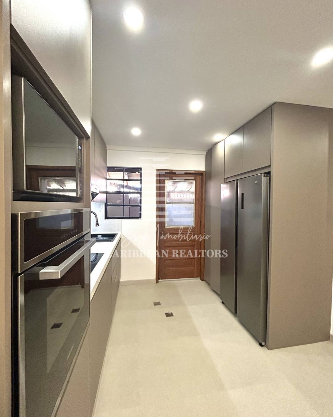 EN VENTA MODERNO TOWN HOUSE, REMODELADO  Y A ESTRENAR EN EL COJUNTO RESIDENCIAL EL EDEN EN LA URB. PARAISO 2 . PAMPATAR.