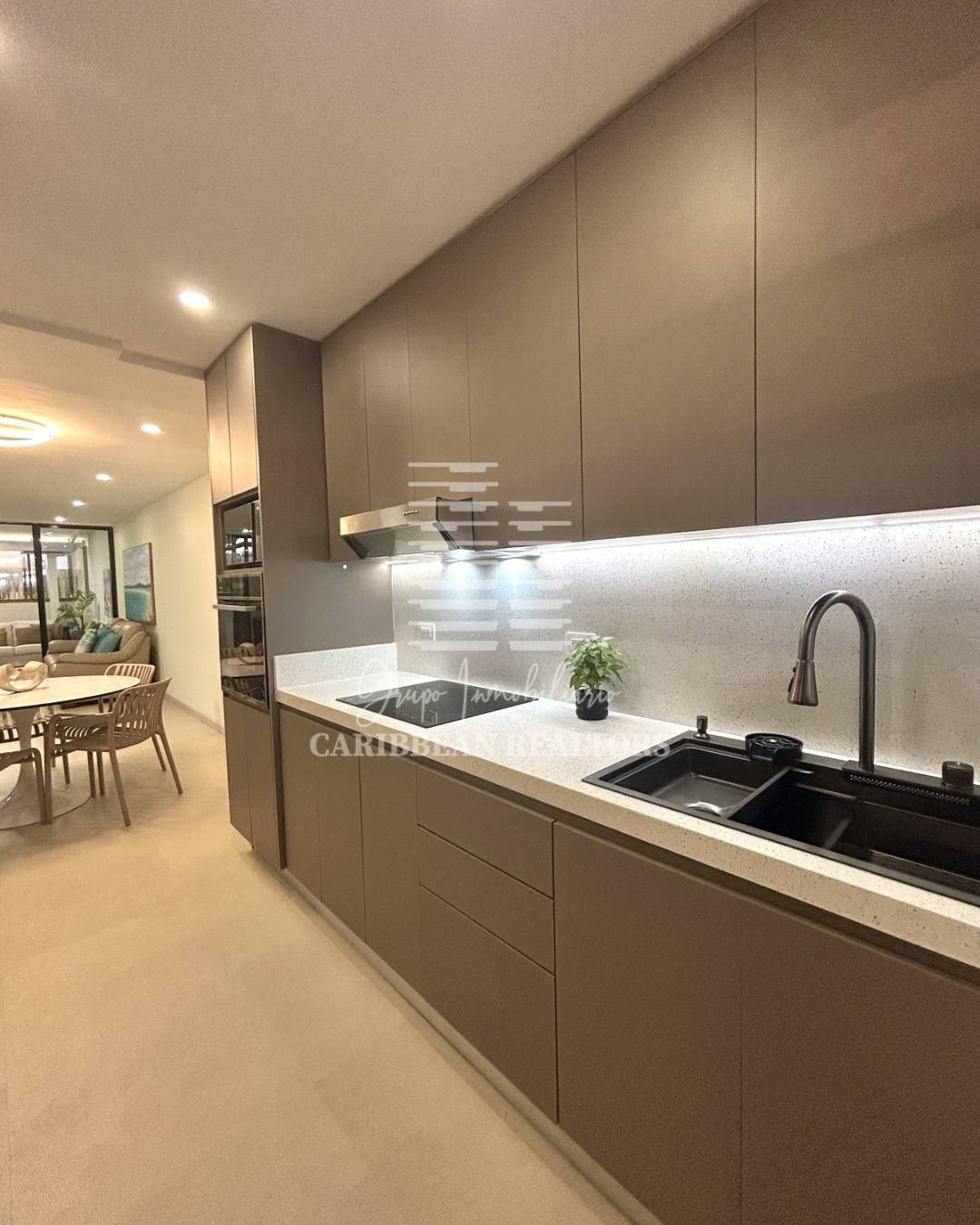 EN VENTA MODERNO TOWN HOUSE, REMODELADO  Y A ESTRENAR EN EL COJUNTO RESIDENCIAL EL EDEN EN LA URB. PARAISO 2 . PAMPATAR.