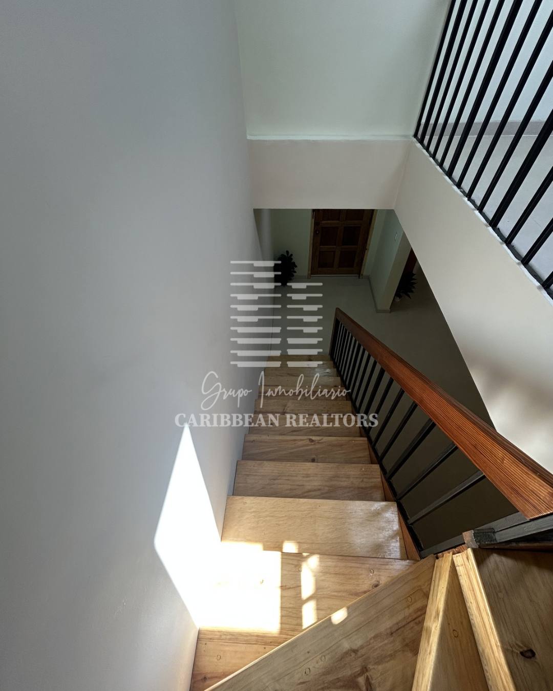 EN VENTA MODERNO TOWN HOUSE, REMODELADO  Y A ESTRENAR EN EL COJUNTO RESIDENCIAL EL EDEN EN LA URB. PARAISO 2 . PAMPATAR.