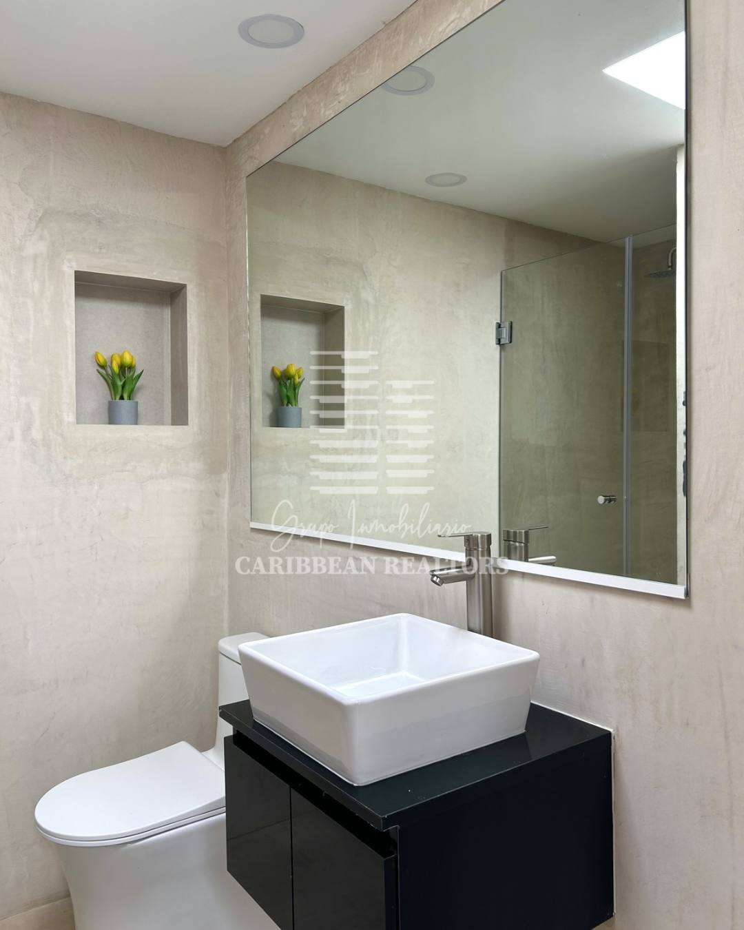 EN VENTA MODERNO TOWN HOUSE, REMODELADO  Y A ESTRENAR EN EL COJUNTO RESIDENCIAL EL EDEN EN LA URB. PARAISO 2 . PAMPATAR.