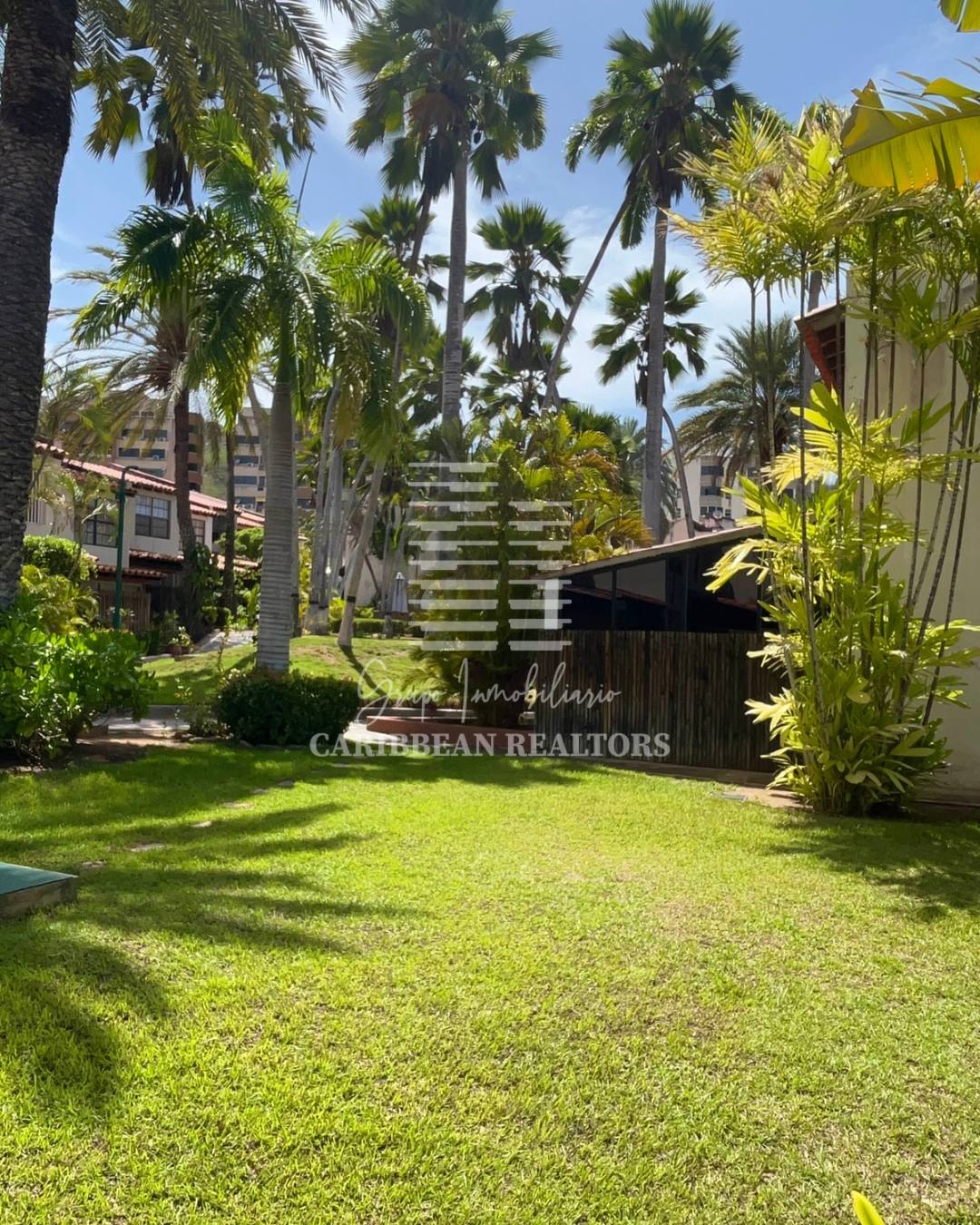 EN VENTA MODERNO TOWN HOUSE, REMODELADO  Y A ESTRENAR EN EL COJUNTO RESIDENCIAL EL EDEN EN LA URB. PARAISO 2 . PAMPATAR.
