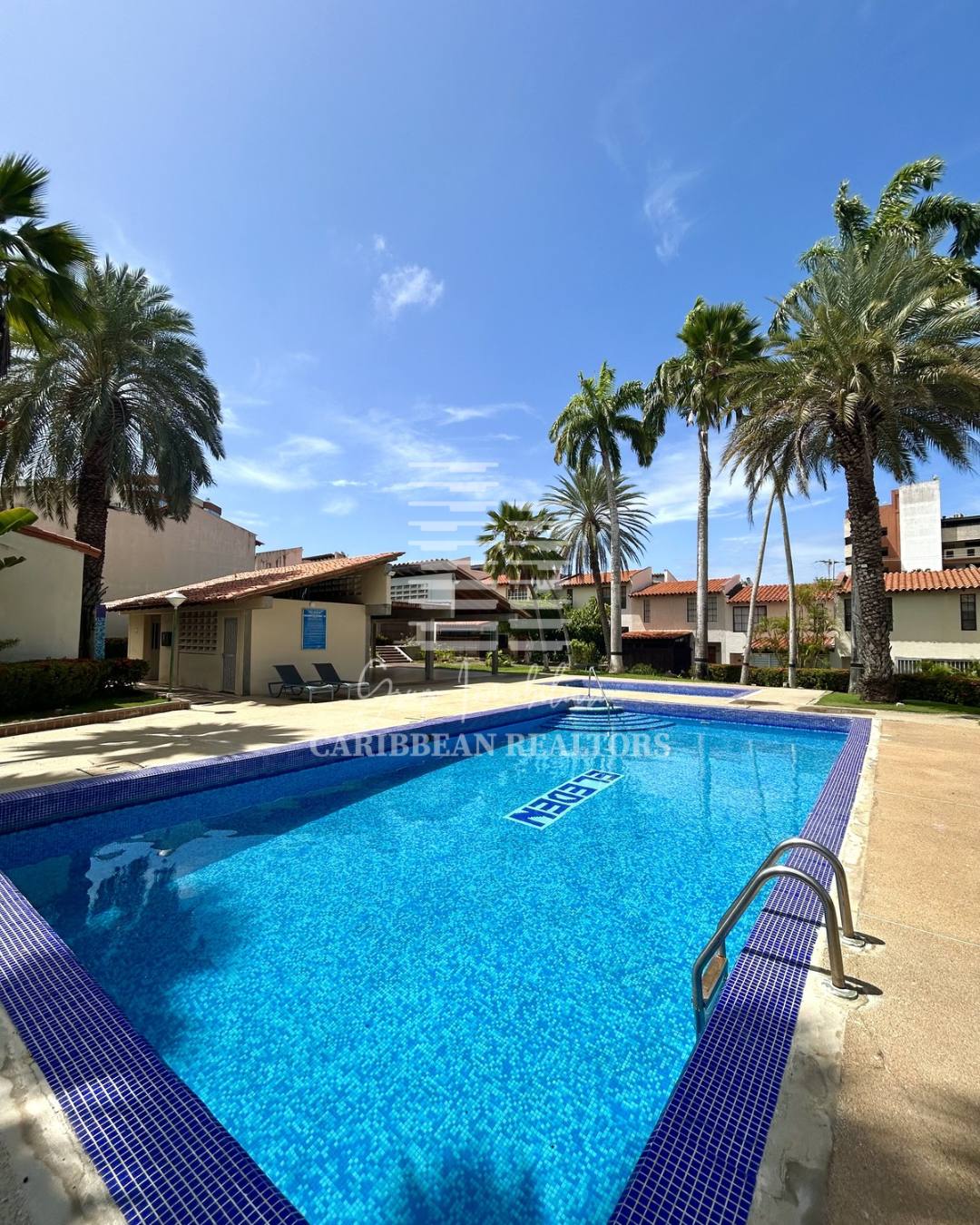 EN VENTA MODERNO TOWN HOUSE, REMODELADO  Y A ESTRENAR EN EL COJUNTO RESIDENCIAL EL EDEN EN LA URB. PARAISO 2 . PAMPATAR.